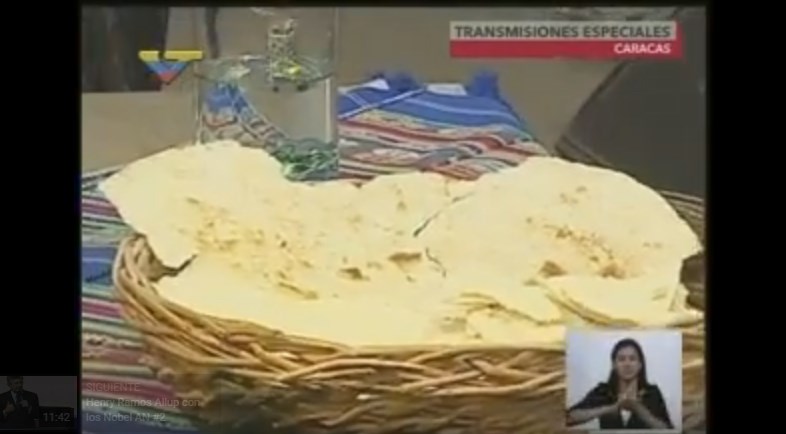 A falta de harina de trigo para hostias, bendicen casabe en misa de Chávez (Video)