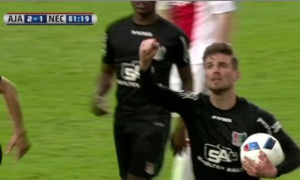 Christian Santos anotó un gol de lujo ante Ajax y suma 15 en la liga holandesa (Video)