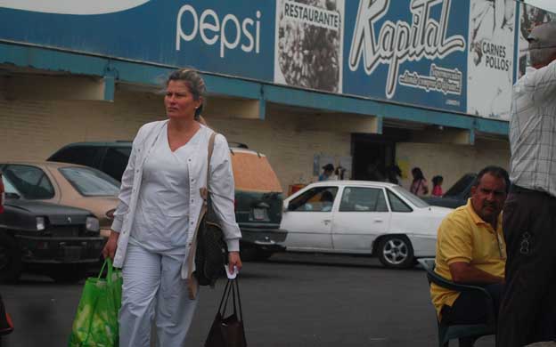 Alcalde zuliano se adueña de las colas por comida