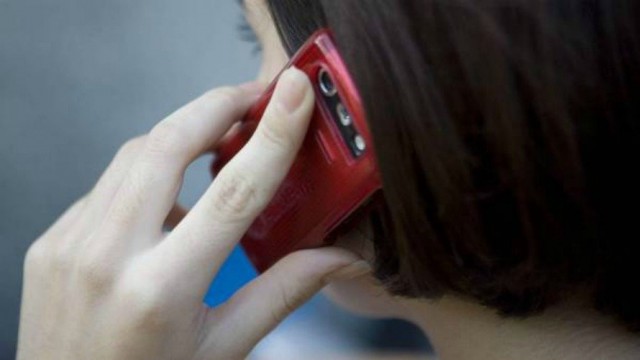 Una mujer hablando por teléfono. EFE/Archivo