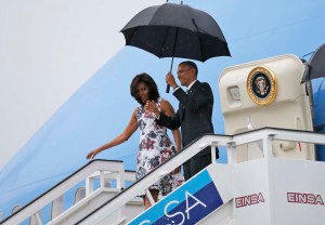 Michelle Obama vuelve a confiar en Carolina Herrera en su visita a Cuba (Fotos)
