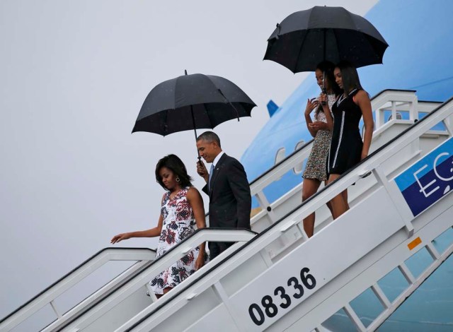 U.S. President Barack Obama, his wife Michelle, and their daughters Malia and Sasha, exit Air Force One as they arrive at Havana's international airport for a three-day trip, in Havana March 20, 2016. REUTERS/Carlos Barria