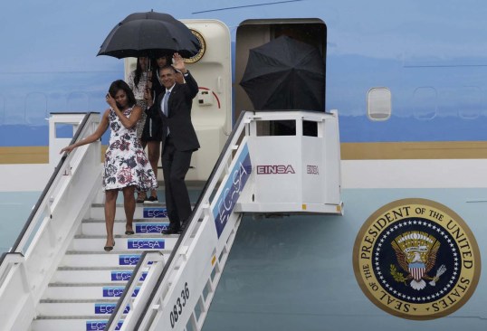 U.S. President Barack Obama, his wife Michelle, and their daughters Malia and Sasha, exit Air Force One as they arrive at Havana's international airport for a three-day trip, in Havana March 20, 2016. REUTERS/Enrique De La Osa