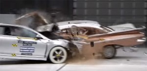 Brutal colisión entre dos carros, uno de 1959 y el otro del 2009, y por qué es necesario que se desbaraten (VIDEO)