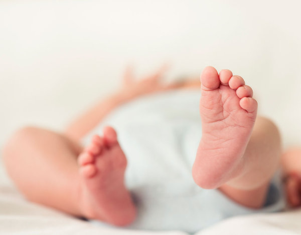 Bebé nace con el corazón ubicado en el abdomen