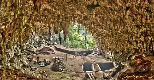 Esta foto del 2012 proveída por el Smithsonian Institution y el Equipo Liang Bua muestra Liang Bua, una cueva de caliza en la isla indonesia Flores, cuando el equipo se apresta a iniciar nuevas excavaciones arqueológicas. (Smithsonian Digitization Program Office y Equipo Liang Bua via AP)