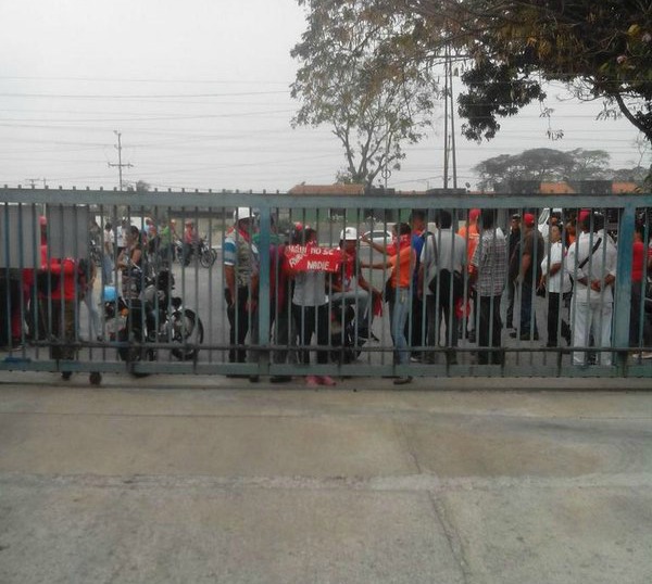 Grupo de personas intenta forzar la entrada en la Cervecería Polar en San Felipe