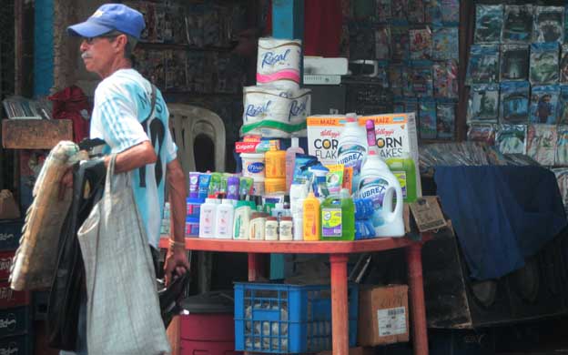 En mil bolívares venden un paquete de harina pan en el mercado Las Pulgas