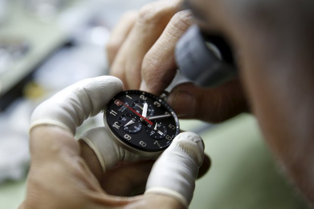 A watchmaker sets the time of a watch at a shop in Caracas April 15, 2016. REUTERS/Carlos Garcia Rawlins