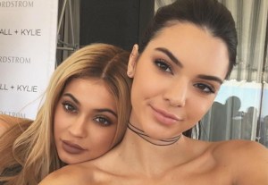 ¡Amor de hermanas! Kylie Jenner expone zona íntima de Kendall (VIDEO)