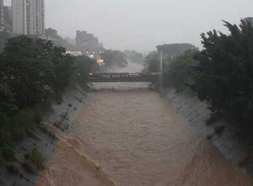 Encuentran cadáver en el Guaire a la altura de Plaza Venezuela