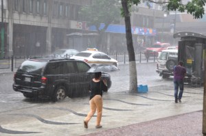 Onda tropical ocasionará lluvias en gran parte del país este viernes, según Inameh