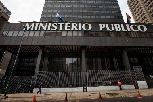 CAR02. CARACAS (VENEZUELA) 15/04/2016.- Fotografía del edifico del Ministerio Público cerrado hoy, viernes 15 de abril de 2016, como parte de las medidas del gobierno del presidente de Venezuela Nicolás Maduro para atender la emergencia eléctrica, en Caracas (Venezuela). Maduro anunció nuevas medidas como cambio del huso horario venezolano, sanciones a algunos centros comerciales y que los trabajadores públicos no trabajaran los días viernes para hacer un aporte adicional al ahorro eléctrico. EFE/MIGUEL GUTIÉRREZ