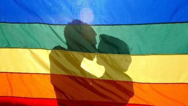 Condenan a prisión a once personas por ser homosexuales