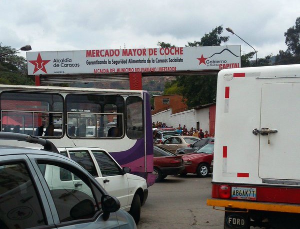 Enfrentamiento entre la GNB y buhoneros en Mercado Mayor de Coche