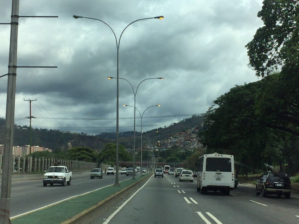 Mientras le cortan la luz a la AN, las luces de la Valle-Coche permanecen prendidas a pleno día (Video)