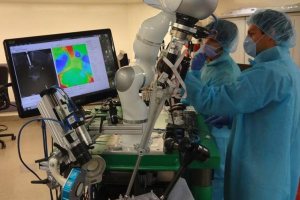 Nuevo prototipo de robot cirujano opera con más precisión que médicos reales