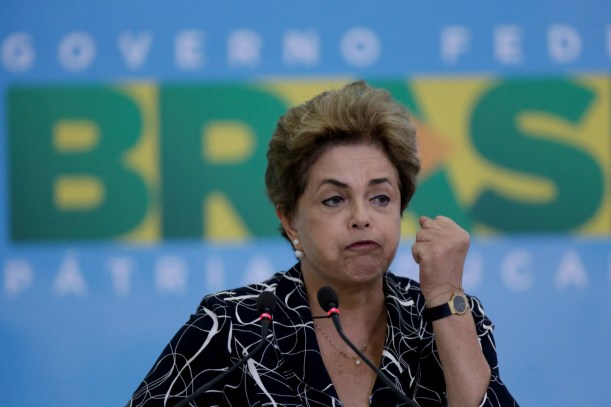 El presidente de Brasil, Dilma Rousseff, reacciona durante la ceremonia de firma de nuevas unidades de vivienda de la Minha Casa Minha Vida en el Palacio de Planalto, en Brasilia, Brasil 6 de mayo de 2016. REUTERS / Ueslei Marcelino / archivo de fotografía TPX IMÁGENES DEL DÍA