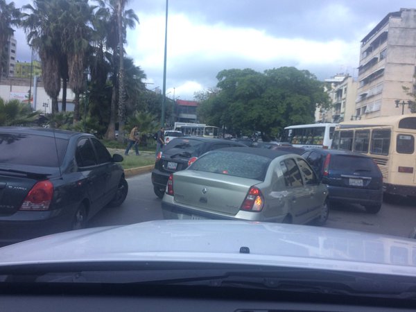 Protesta de trabajadores cierra accesos de la UCV (Fotos y Video)