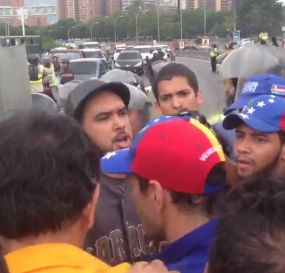 VIDEO: El momento en que la PNB arroja gas pimienta a Capriles