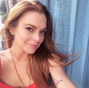 Lindsay Lohan desfila en alfombra roja con su novio y ¿nuevo rostro? (Fotos)