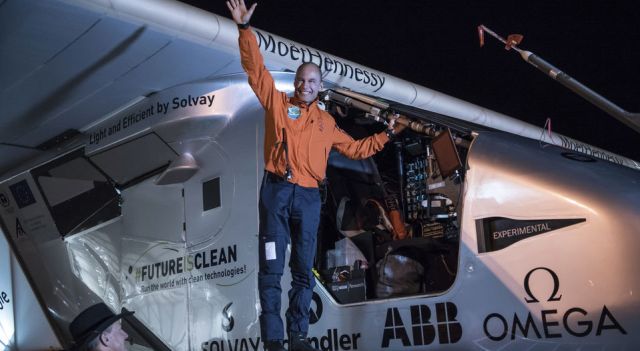 El piloto suizo Bertrand Piccard volará el avión Solar Impulse 2 desde Arizona hasta Oklahoma. La areonave no utiliza combustible, solo energía solar. (JEAN REVILLARD/SOLAR IMPULSE)