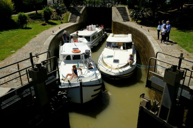 Navegantes atraviesan  luego de la cerradura de Aiguille en el Canal du Midi en Puicheric, cerca de Carcasona, el 5 de mayo de 2016. El trabajo del Canal du Midi se inició hace 350 años, en octubre de 1666, después de un edicto real autorizó su construcción bajo la supervisión de Pierre -Paul Riquet. Conexión del Océano Atlántico hasta el Mar Mediterráneo, el Canal está inscrita como patrimonio mundial de la UNESCO desde 1996. ERIC CABANIS / AFP