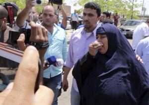 Familiares de los pasajeros del avión de EgyptAir llegan al aeropuerto de El Cairo (Fotos)