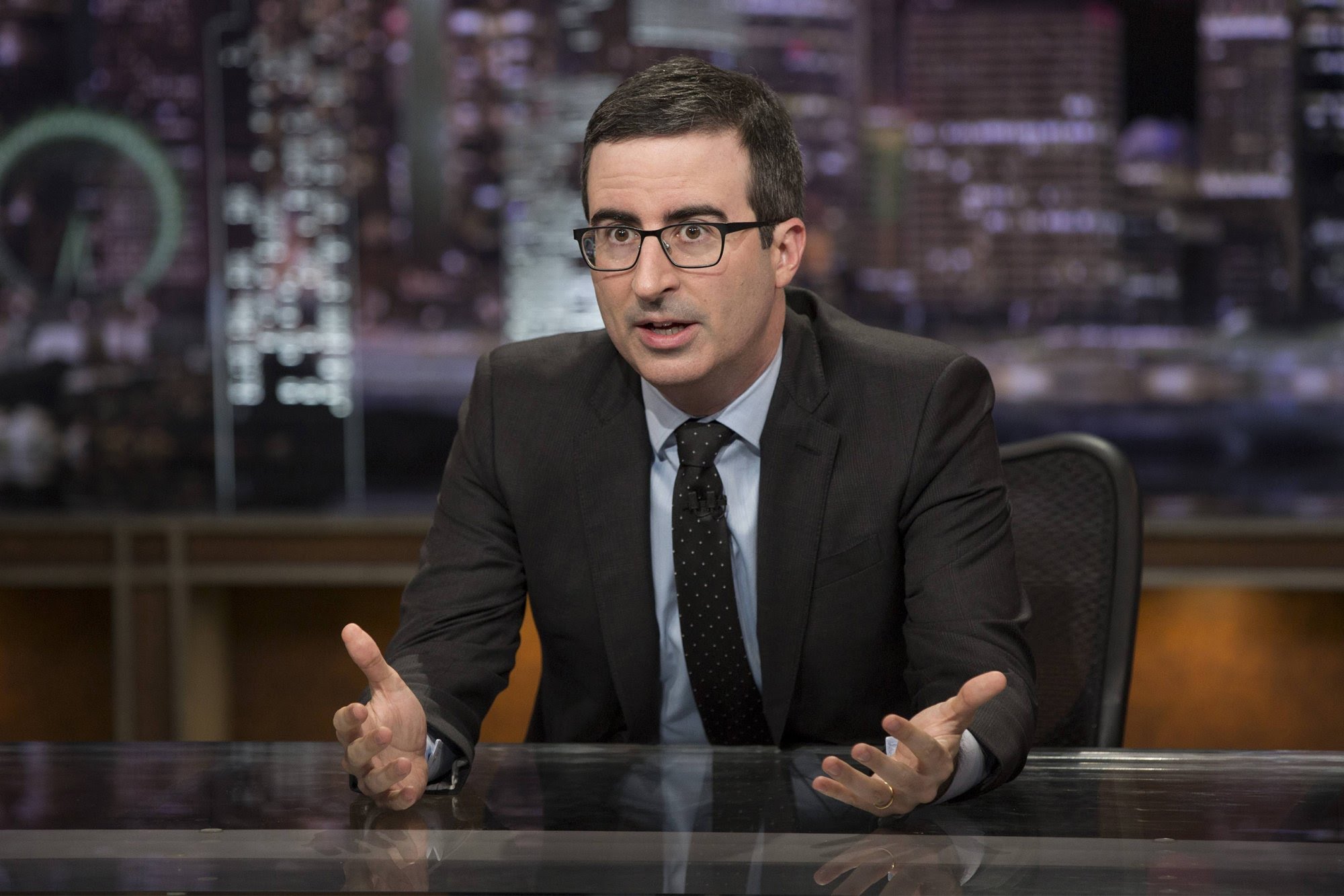 Otra vez, John Oliver le da hasta con el “tobo” a Nicolás Maduro desde HBO