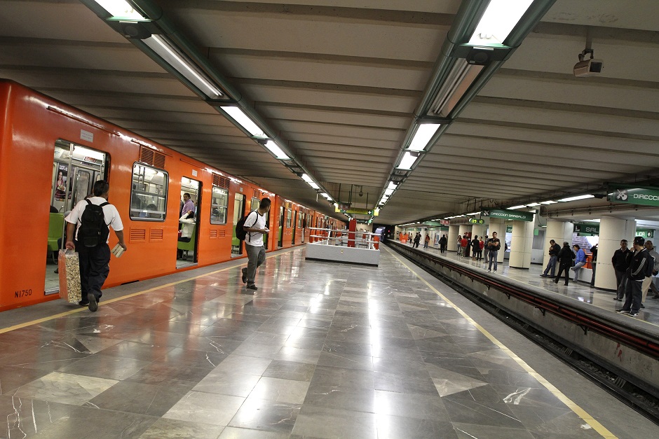 Mujer valiente golpea y humilla a su acosador en una estación de metro