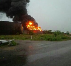 Controlado incendio de tanque de petróleo en Mene Grande por caída de un rayo (FOTOS)