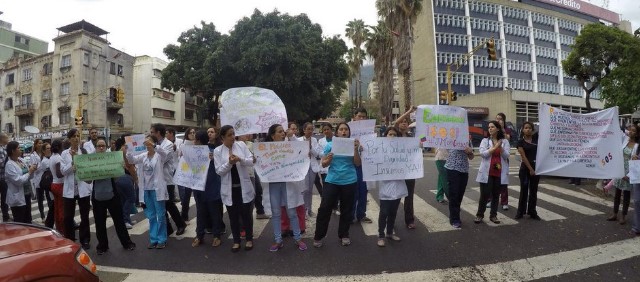 Médicos del JM de los Ríos toman las calles por escasez de medicamentos