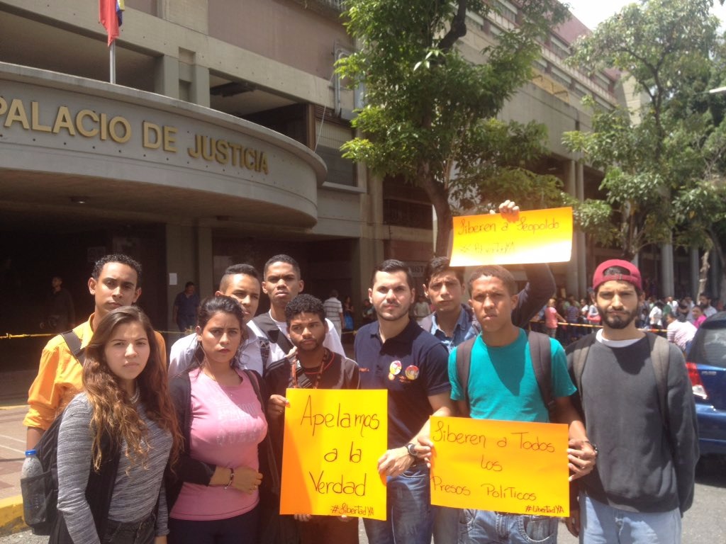 Jóvenes exigen en el Palacio de Justicia que liberen a Leopoldo y estudiantes presos el próximo 20 de junio