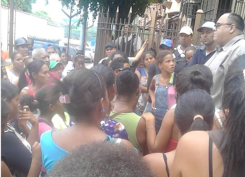 Vecinos cansados vuelven a protestar por falta de alimentos frente a la Alcaldía de Cúa #20Jun