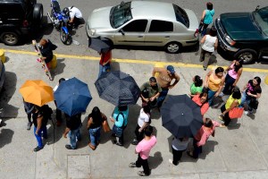 Denuncian robos en colas de Puerto La Cruz para comprar productos regulados