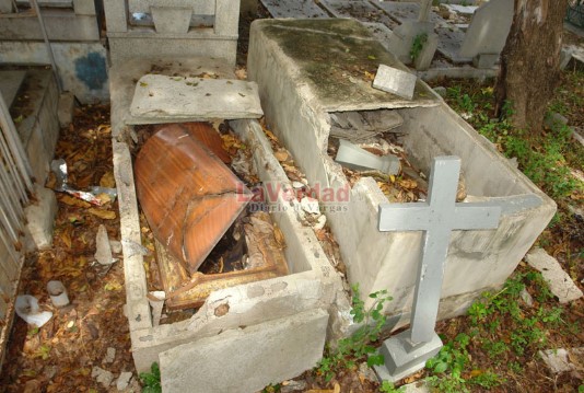 Contabilizar las tumbas profanadas en un mes es casi imposible en el cementerio de La Guaira