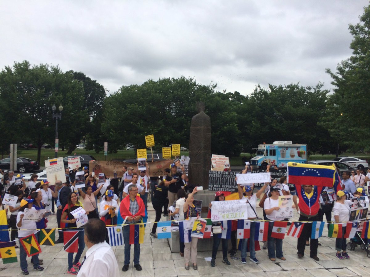 Venezolanos se concentran a las afueras de la OEA en Washington (Fotos)