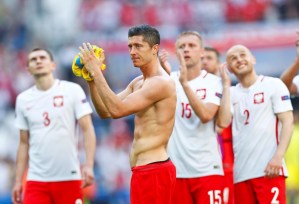 Polonia sobrevive al golazo de Shaqiri y pasa a cuartos por penales