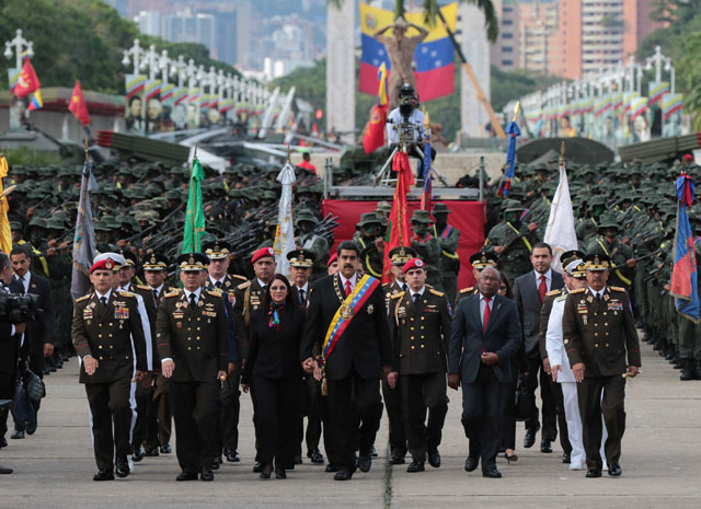 CAR705. CARACAS (VENEZUELA), 24/06/2016.- Fotografía cedida por el Palacio de Miraflores donde se observa al presidente venezolano Nicolás Maduro (c) durante un acto acompañado de la primera dama Cilia Flores (c-i) y miembros del alto mando militar en un acto de gobierno hoy, 24 de junio de 2016, en la ciudad de Caracas (Venezuela). El presidente venezolano, Nicolás Maduro, encabeza acto con motivo del 195º aniversario de la Batalla de Carabobo. EFE/PRENSA MIRAFLORES/ SOLO USO EDITORIAL/ NO VENTAS