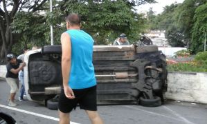 FOTOS: Se volteó un vehículo en la autopista Prados del Este