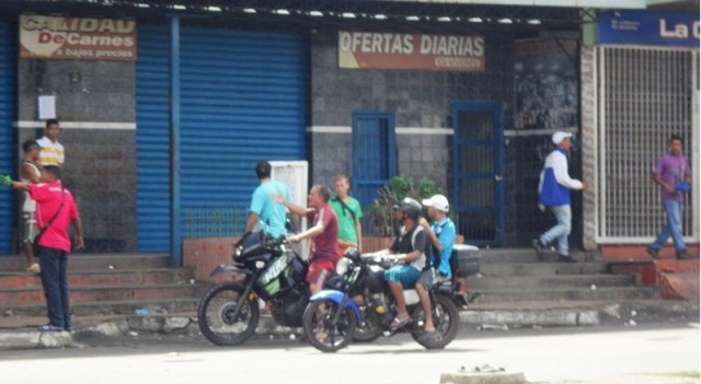 En vista de que los protestantes no se replegaban, motorizados civiles llegaron comandados por la Guardia Nacional a amenazar a la gente. Dos mujeres denunciaron haber sido robadas