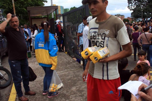 Colas de siete horas en San Cristóbal para comprar solamente tres kilos de harina Pan