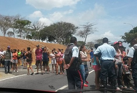 Trancaron vía principal del Aeropuerto de Maiquetía por escasez de alimentos