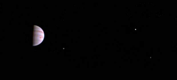 Una de las primeras imágenes de Júpiter enviadas por la nave Juno. Foto: NASA