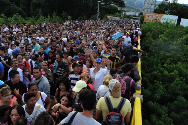 CAR01. SAN ANTONIO DEL TÁCHIRA (VENEZUELA), 17/07/2016.- Ciudadanos venezolanos cruzan hoy, domingo 17 de julio de 2016, el puente fronterizo Simón Bolívar hoy, domingo 17 de julio de 2016, en San Antonio del Táchira (Venezuela). Unos 35.000 venezolanos cruzaron a primera hora de hoy a Colombia a través de tres puentes internacionales para comprar víveres, artículos de primera necesidad y medicamentos, en una nueva jornada de apertura temporal en la frontera, informaron fuentes oficiales. EFE/Gabriel Barrero