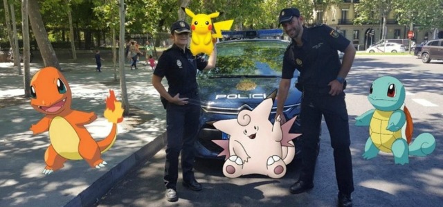 La policía española posan con figuras "Pokemon Go" en esta foto folleto proporcionados por el Ministerio del Interior español el 18 de julio de 2016. Ministerio del Interior español / Handout través REUTERS