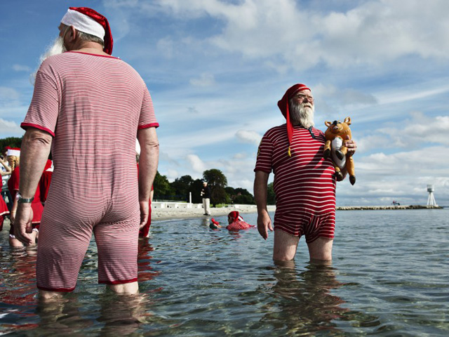 Santas from all over the world gather on July 19, 2016 for the second day of the 59th World Santa Convention, in Copenhagen, Denmark. The day is started with a morning swim at Bellevue beach, north of Copenhagen. / AFP PHOTO / Scanpix Denmark / Mathias Loevgreen Bojesen / Denmark OUT