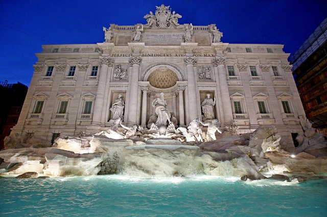 Un baño en la Fontana di Trevi le salió caro a dos turistas estadounidenses