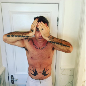 ¡Con 42 años! Robbie Williams se desnuda y estremece las redes sociales