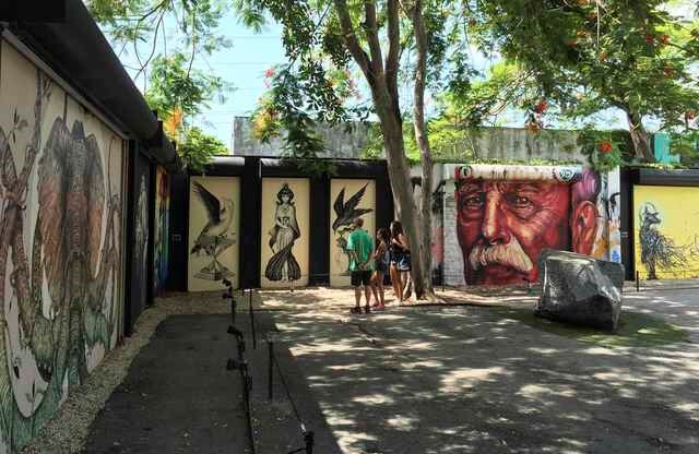 Tourists visit the Wynwood Walls, a popular outdoor graffiti exhibit that also falls in the approximately one-mile area where Florida Governor Rick Scott and state health officials announced one woman and three men contracted the Zika virus locally, in Miami, Florida July 29, 2016.  REUTERS/Zachary Fagenson